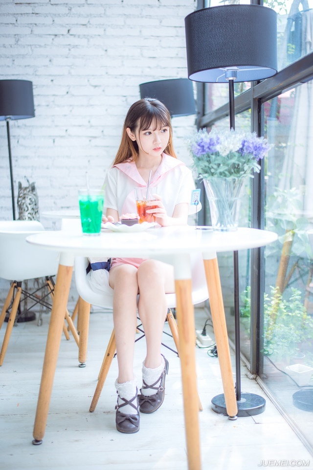 “呵~”刘璋无奈的笑了起来，外面响起了喊杀声，虽然民心所向，但终究还是有那么一批人选择了反抗，哪怕这份反抗，在此时已经没有任何意义。